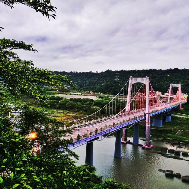 Photo bridge over river against sky