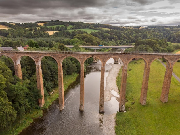 Photo bridge over river against sky