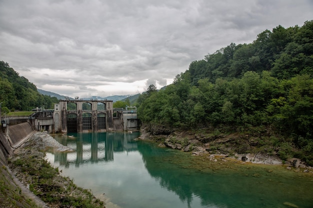 Foto ponte sul fiume contro il cielo