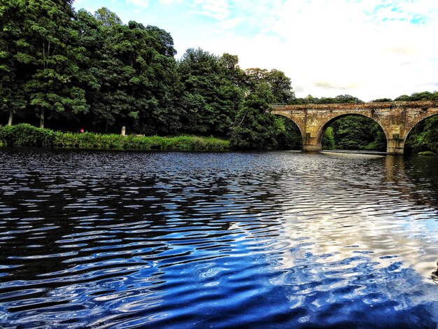 Photo bridge over river against sky