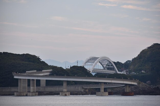 Foto ponte sul fiume contro il cielo