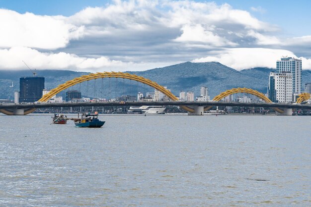 Foto ponte sul fiume contro il cielo