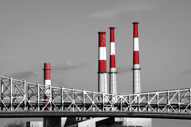 Foto ponte sul fiume contro il cielo