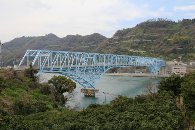 Foto ponte sul fiume contro il cielo