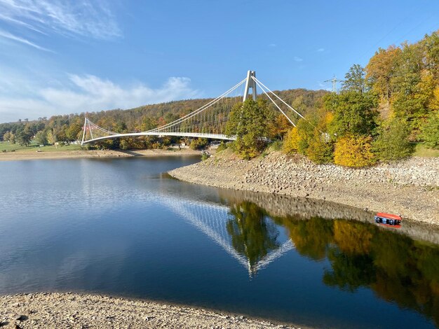 Ponte sul fiume contro il cielo