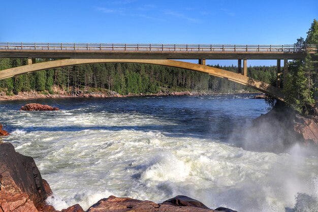 Foto ponte sul fiume contro il cielo