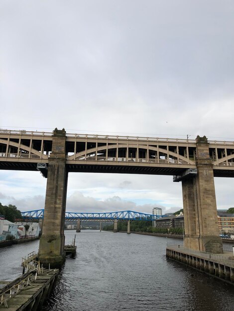 Photo bridge over river against sky