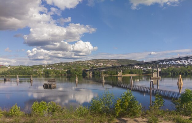 Photo bridge over river against sky