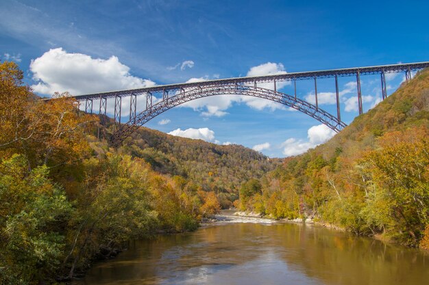 Photo bridge over river against sky