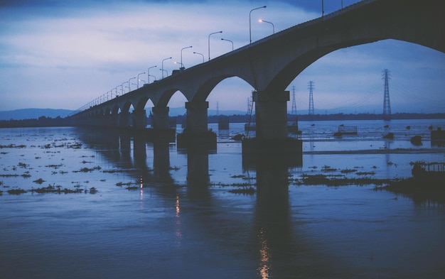 Photo bridge over river against sky