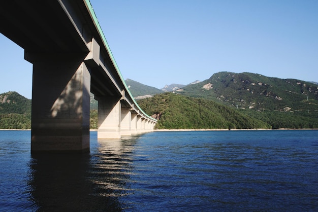 Foto ponte sul fiume contro il cielo