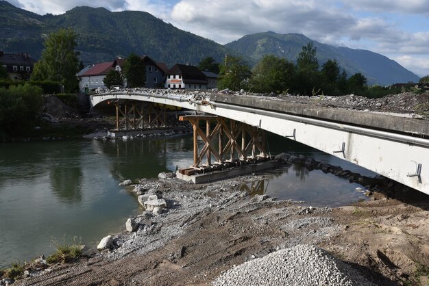 Foto ponte sul fiume contro il cielo