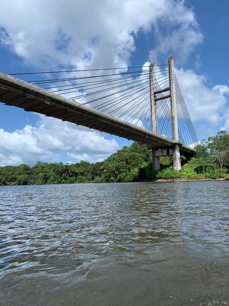 Foto ponte sul fiume contro il cielo