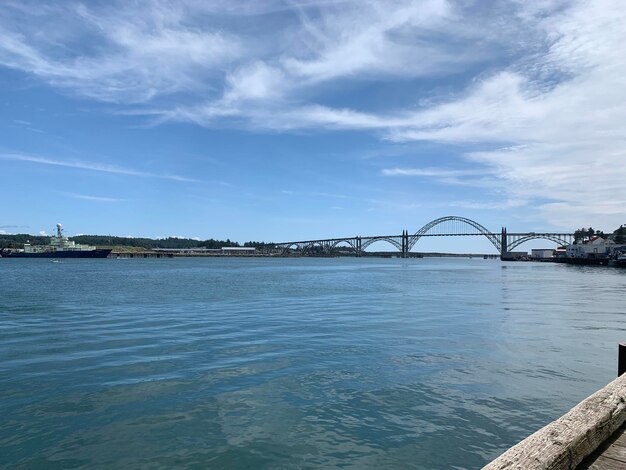 Foto ponte sul fiume contro il cielo