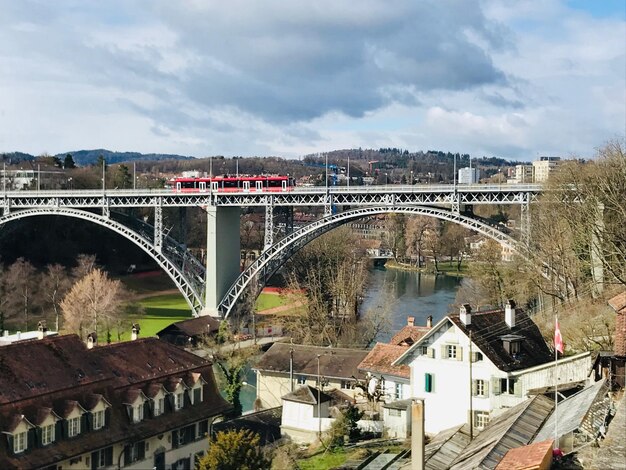 Foto ponte sul fiume da edifici contro il cielo