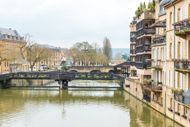 Foto ponte sul fiume da edifici contro il cielo