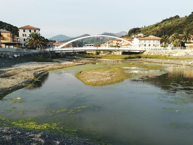 空に照らされた建物による川を越えた橋