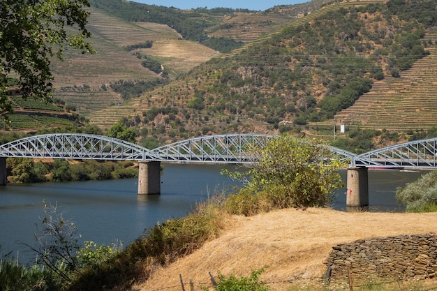 Foto ponte sul fiume attraverso le montagne