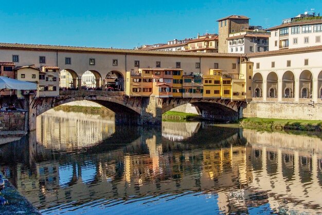 Foto ponte sul fiume in città contro un cielo limpido