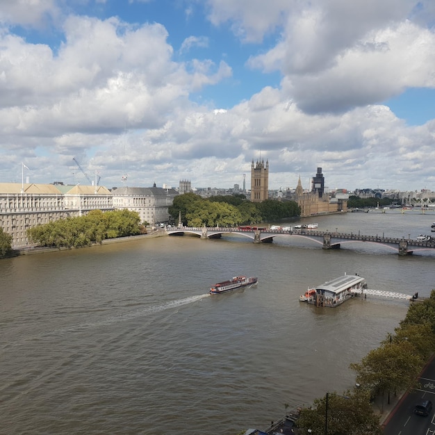 Photo bridge over river in city against sky