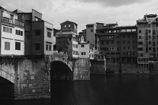 Foto ponte sul fiume in città contro il cielo