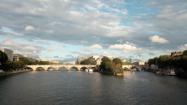 Foto ponte sul fiume in città contro il cielo