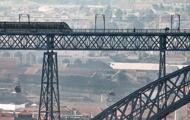 Photo bridge over river in city during winter