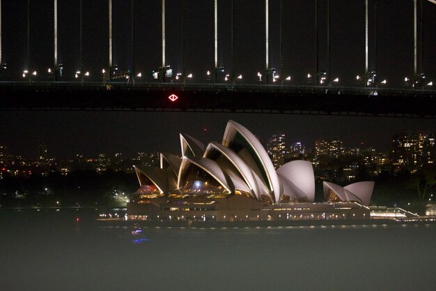 Photo bridge over river in city at night