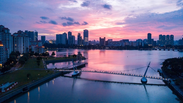 夕暮れの時に市内の川を越えた橋