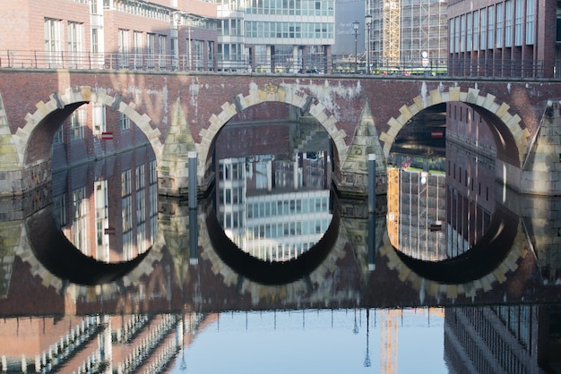 Foto ponte sul fiume in città