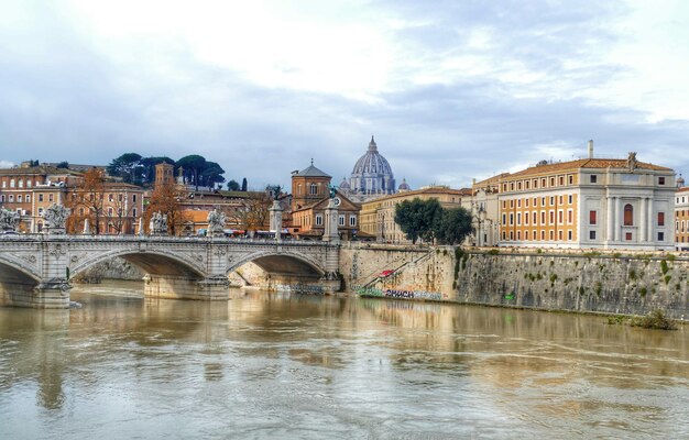 Foto ponte sul fiume in città