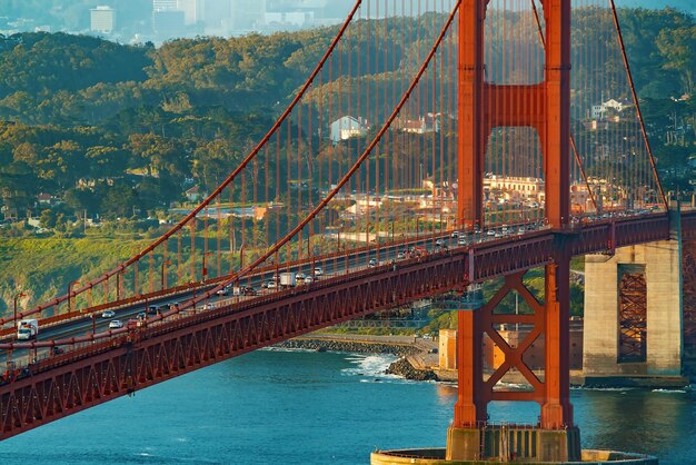 Foto ponte sul fiume in città