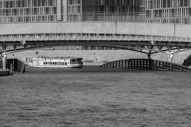 Photo bridge over river in city