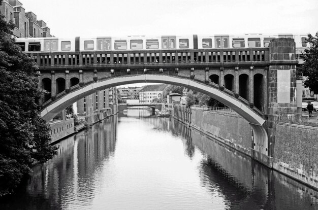 Photo bridge over river in city