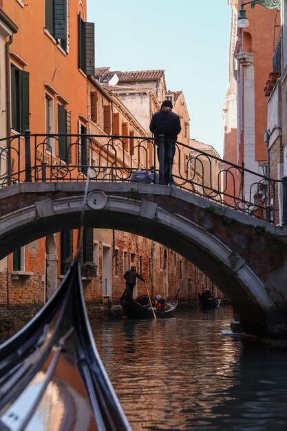 Foto ponte sul fiume in città