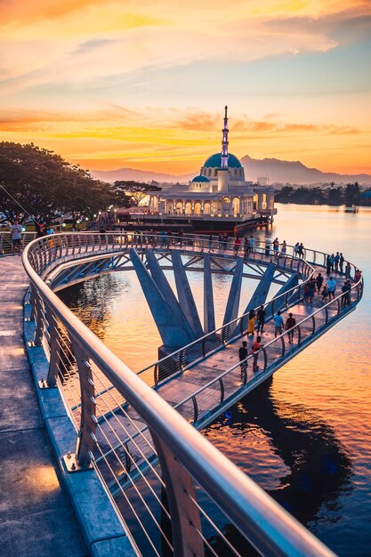 Foto ponte sul fiume al tramonto