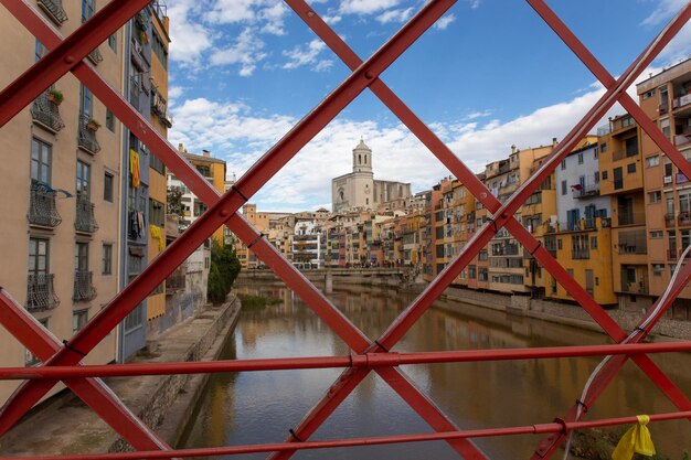 Foto ponte sul fiume girona, spagna