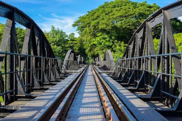 タイのカンチャナブリ県クワイ川の橋。