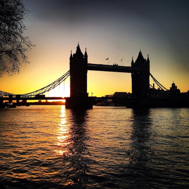 Foto ponte sul fiume al tramonto