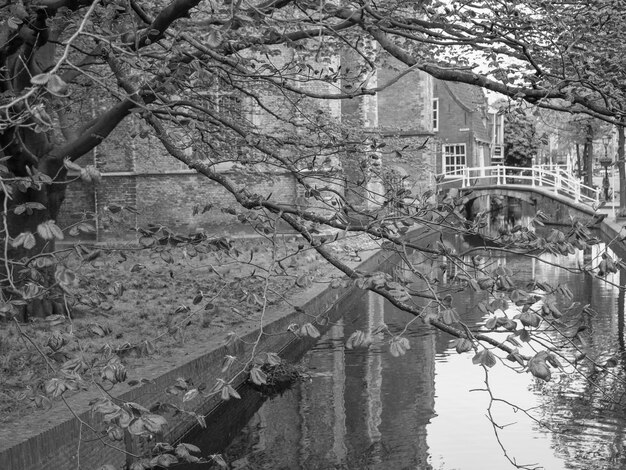 Photo a bridge over a river with a sign that says  canal