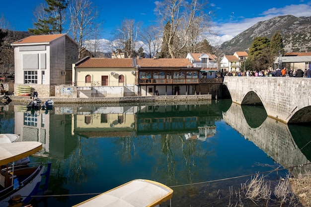 Photo a bridge over a river with a stone bridge in the background