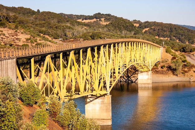 Foto ponte sul fiume