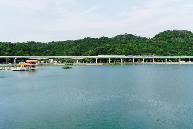 Foto ponte sul fiume