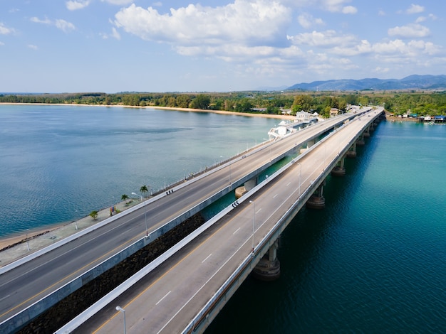 Ponte sul fiume.