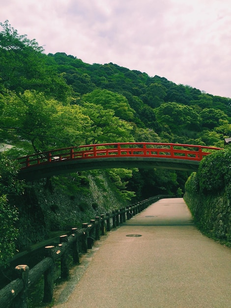 Photo bridge over road against sky