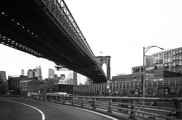 Photo bridge over road in city against clear sky