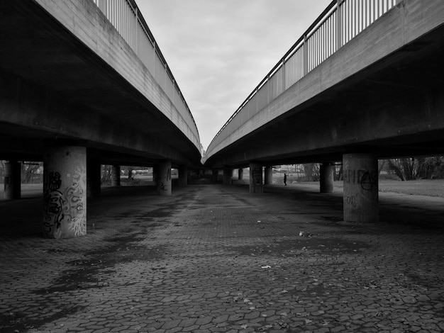 空に向かって街の道路を横断する橋