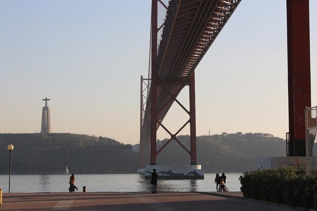 Foto ponte sul mare contro un cielo limpido