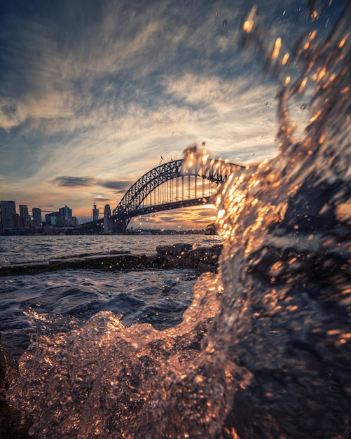 Foto ponte sul mare contro un cielo nuvoloso