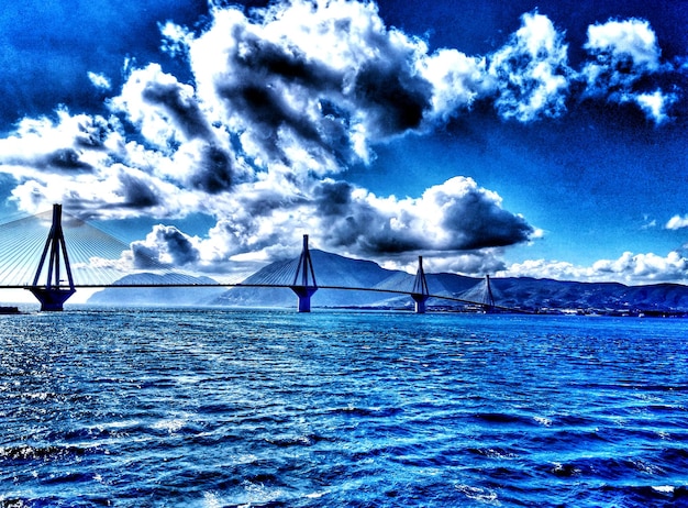 Foto ponte sul mare contro un cielo drammatico